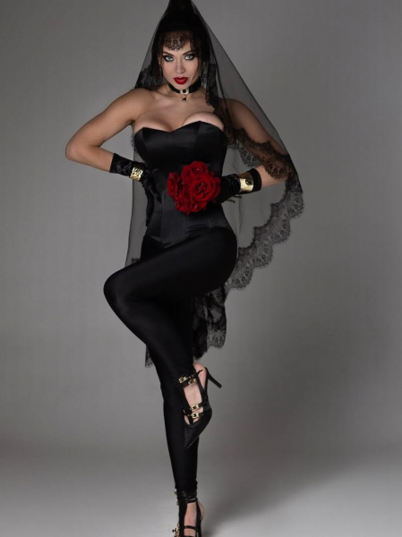 Саліванчук блиснула бюстом, зачерпнувши рукою червону ікру