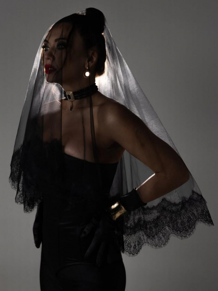 Саліванчук блиснула бюстом, зачерпнувши рукою червону ікру