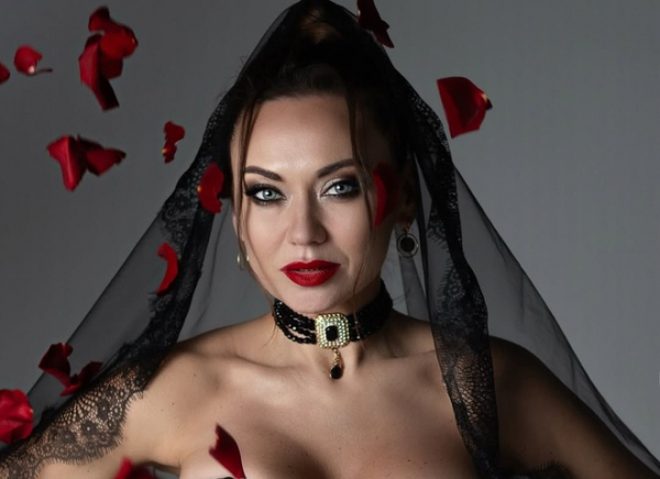 Саліванчук блиснула бюстом, зачерпнувши рукою червону ікру