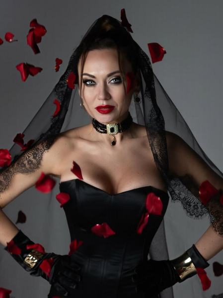 Саліванчук блиснула бюстом, зачерпнувши рукою червону ікру