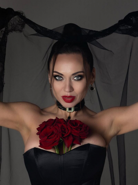 Саліванчук блиснула бюстом, зачерпнувши рукою червону ікру