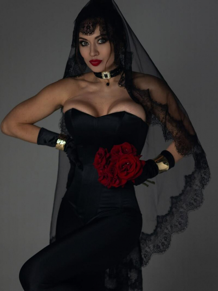 Саліванчук блиснула бюстом, зачерпнувши рукою червону ікру