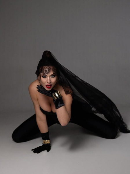 Саліванчук блиснула бюстом, зачерпнувши рукою червону ікру