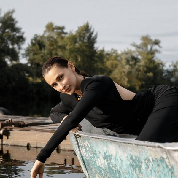Tayanna влаштувала фотополіт над пірсом із голою спиною