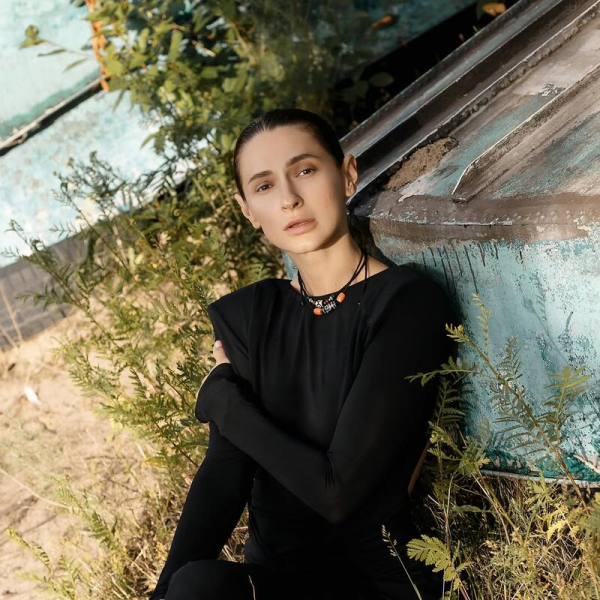 Tayanna влаштувала фотополіт над пірсом із голою спиною