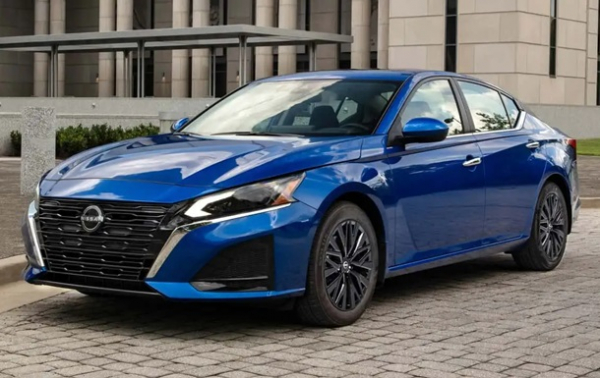 Nissan спростувала новини про завершення виробництва Altima