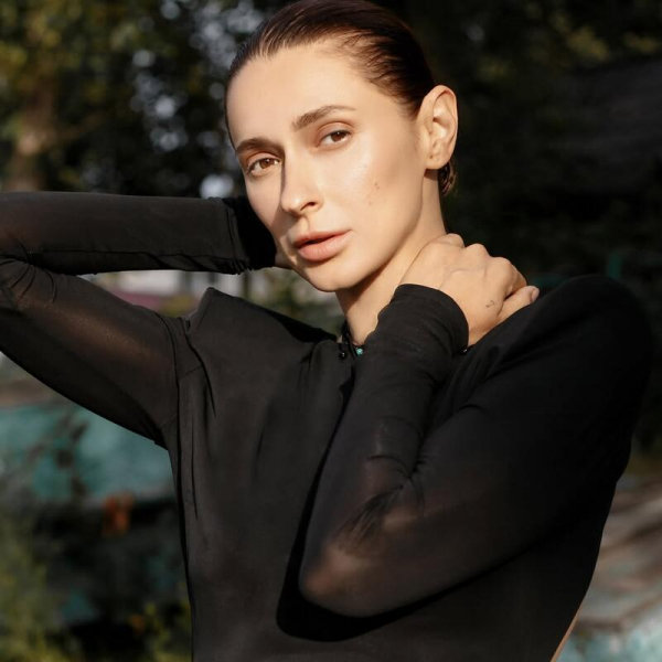 Tayanna влаштувала фотополіт над пірсом із голою спиною
