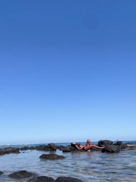 Дочка Вілла Сміта показала фігуру в мокрому вигляді на морських каменях