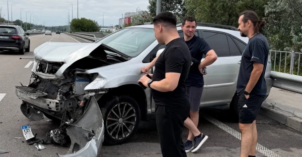 Співак Shumei потрапив у ДТП у Києві, пошкоджено його Lexus