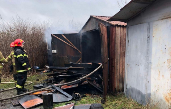 Хотіли зігрітися: В Ужгороді безхатьки спалили два гаражі поблизу нафтобази