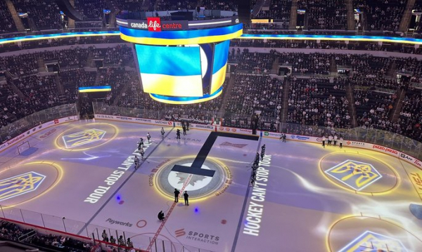 Український гімн на матчі НХЛ. Гравці студентської збірної України відвідали гру Вінніпег - Ванкувер