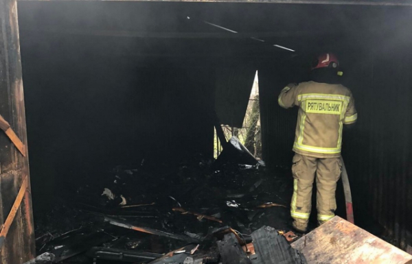 Хотіли зігрітися: В Ужгороді безхатьки спалили два гаражі поблизу нафтобази